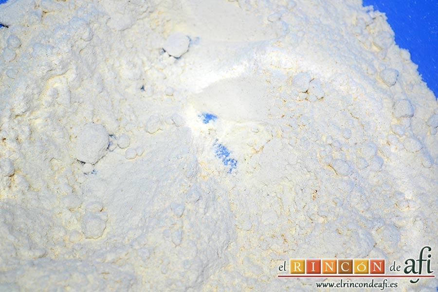 Bacalao rebozado con pimentón, poner en un bol harina para el rebozado