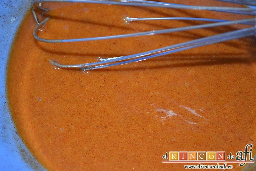 Bacalao rebozado con pimentón, remover hasta conseguir una pasta ligera