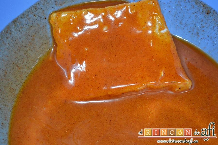 Bacalao rebozado con pimentón, pasar el bacalao por el rebozado
