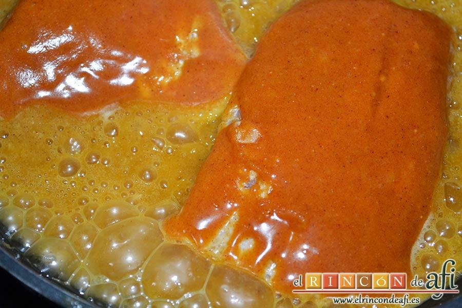 Bacalao rebozado con pimentón, freír en aceite de oliva unos pocos minutos por cada lado para que quede jugoso