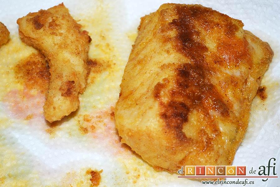 Bacalao rebozado con pimentón, poner sobre papel absorbente para retirar el exceso de aceite