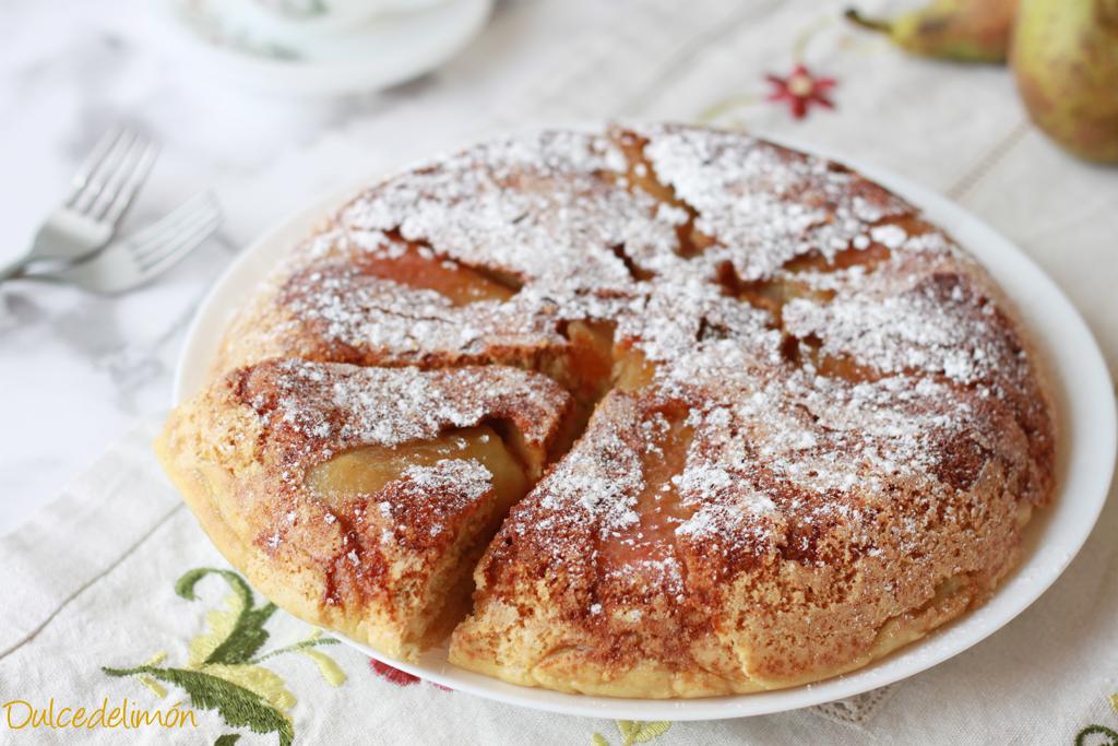 Coca de peras en sartén