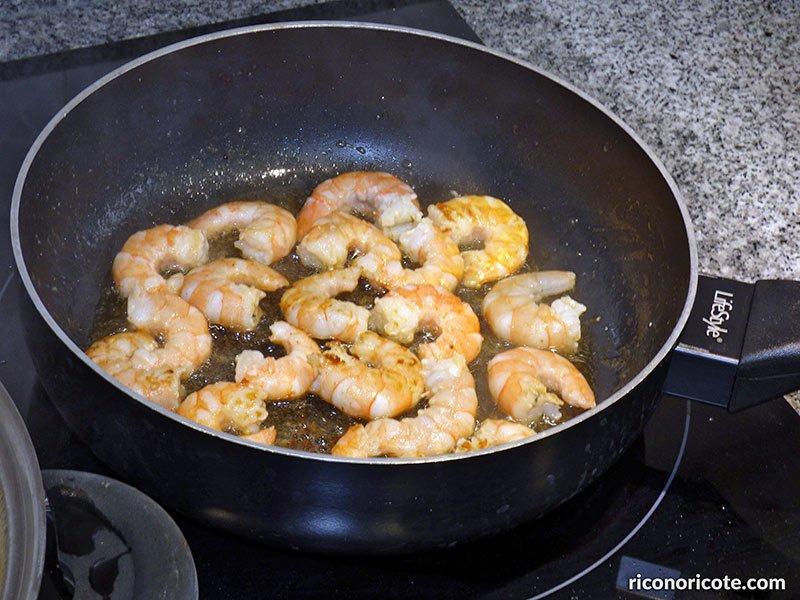 Tallarines con setas y langostinos