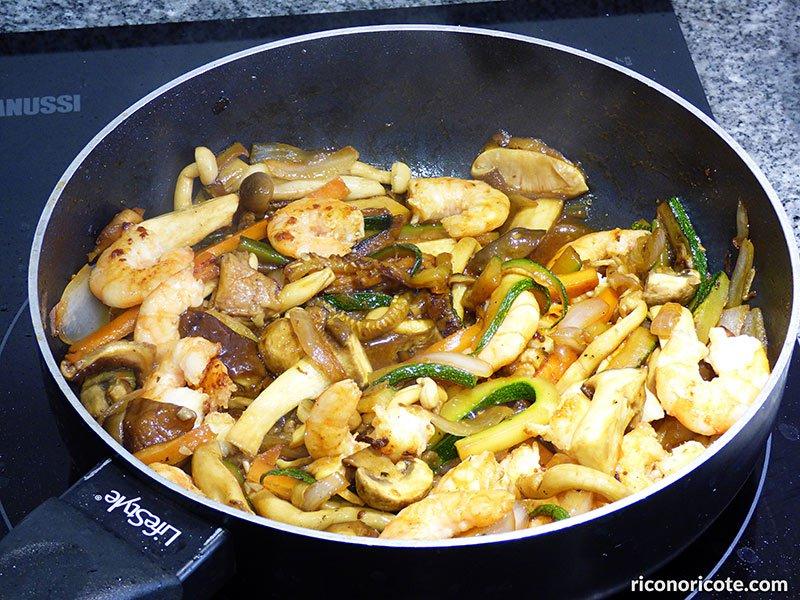 Tallarines con setas y langostinos