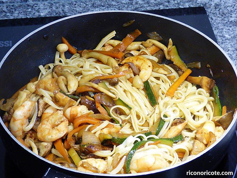 Tallarines con setas y langostinos