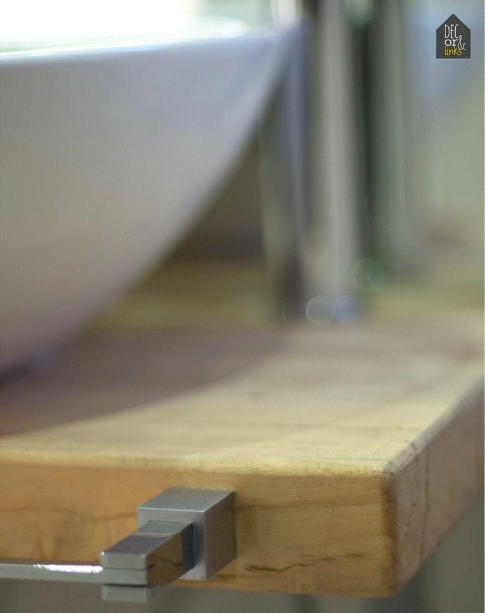 detalle de la encimera de un baño pequeño