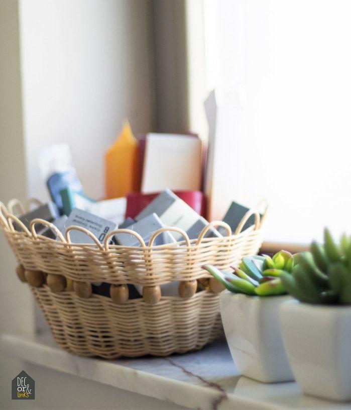 detalle de cesto con artículos de cortesía para un baño