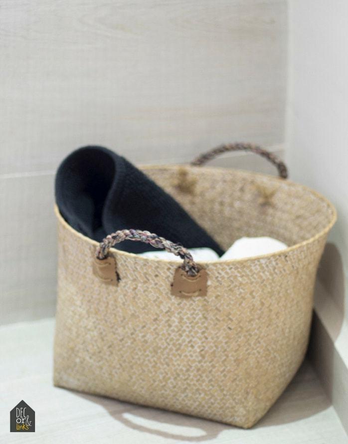 detalle de cesto como almacenaje de objetos de baño