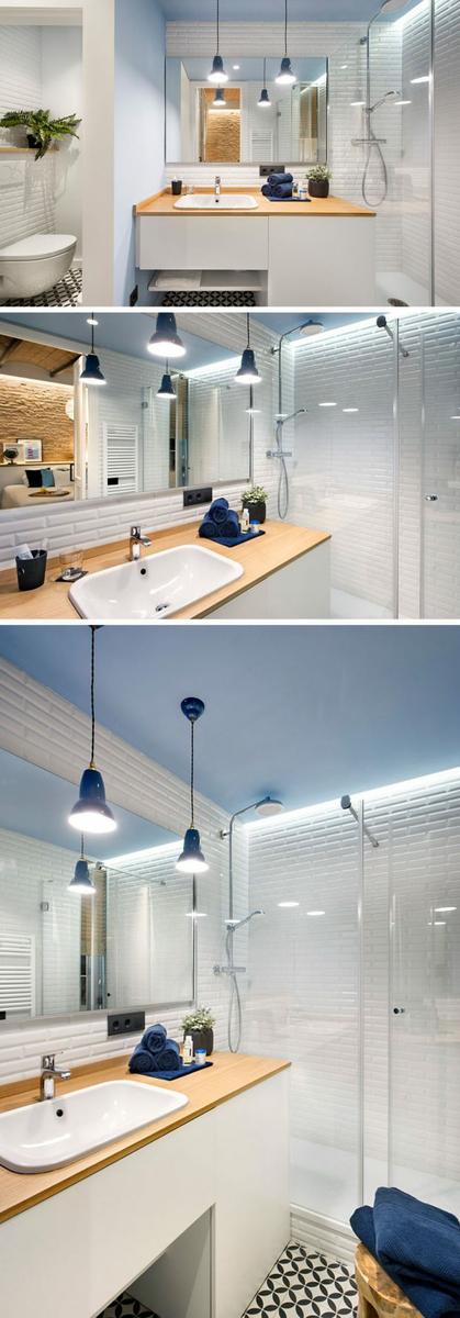techo azul en baño