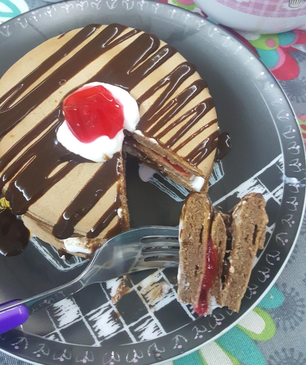 Pancakes marshmallow y fresa con sirope de choco 3