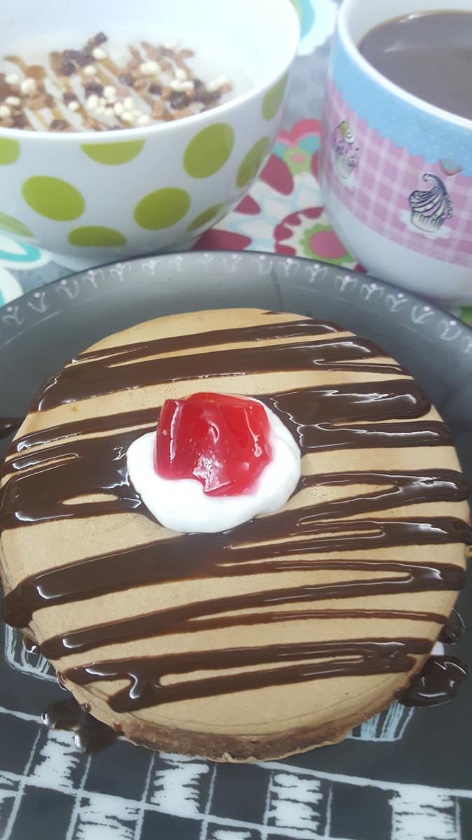 Pancakes marshmallow y fresa con sirope de choco desayuno