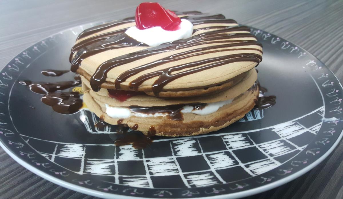 Pancakes marshmallow y fresa con sirope de choco 2