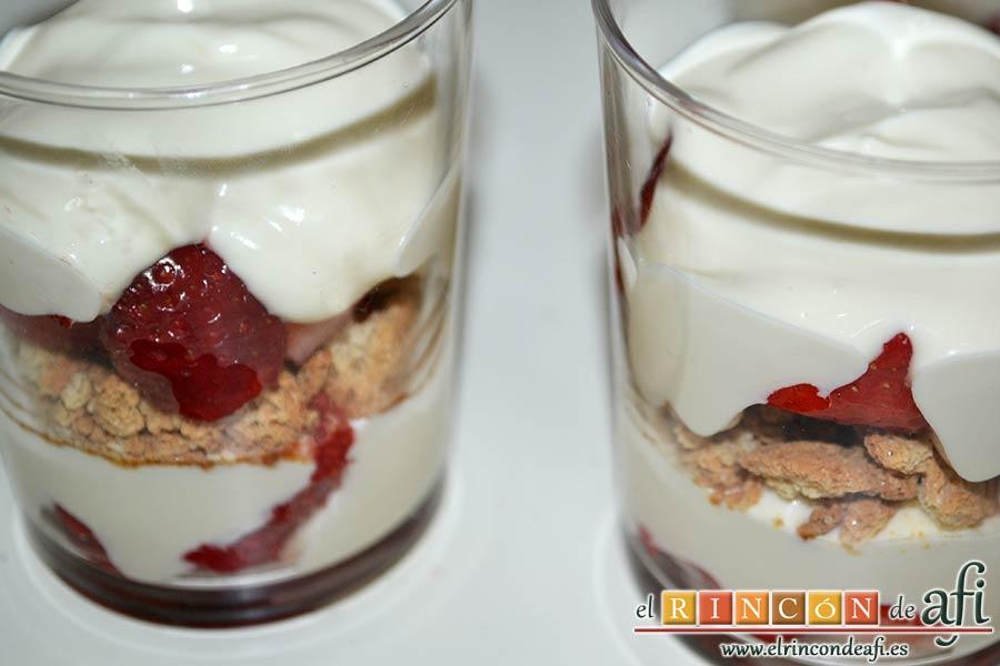 Tiramisú de fresas y amaretti, cubrir con una capa de crema