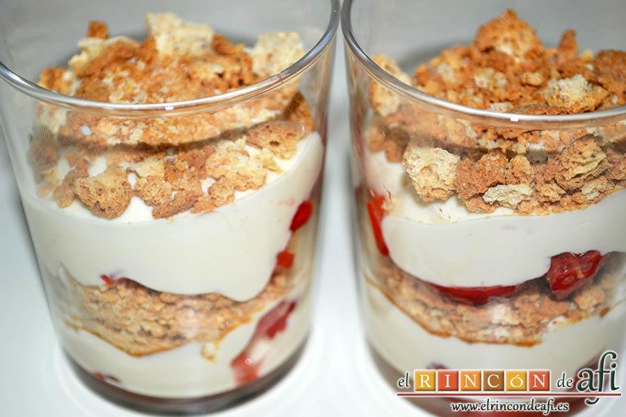 Tiramisú de fresas y amaretti, cubrir con una capa de galletas