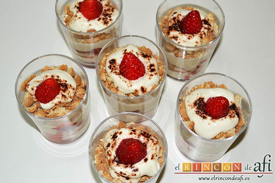 Tiramisú de fresas y amaretti, sugerencia de presentación