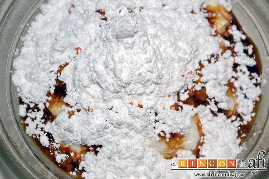 Tiramisú de fresas y amaretti, en un bol colocamos los dos yogures, el queso mascarpone, el azúcar glas y la media cucharadita de extracto de vainilla