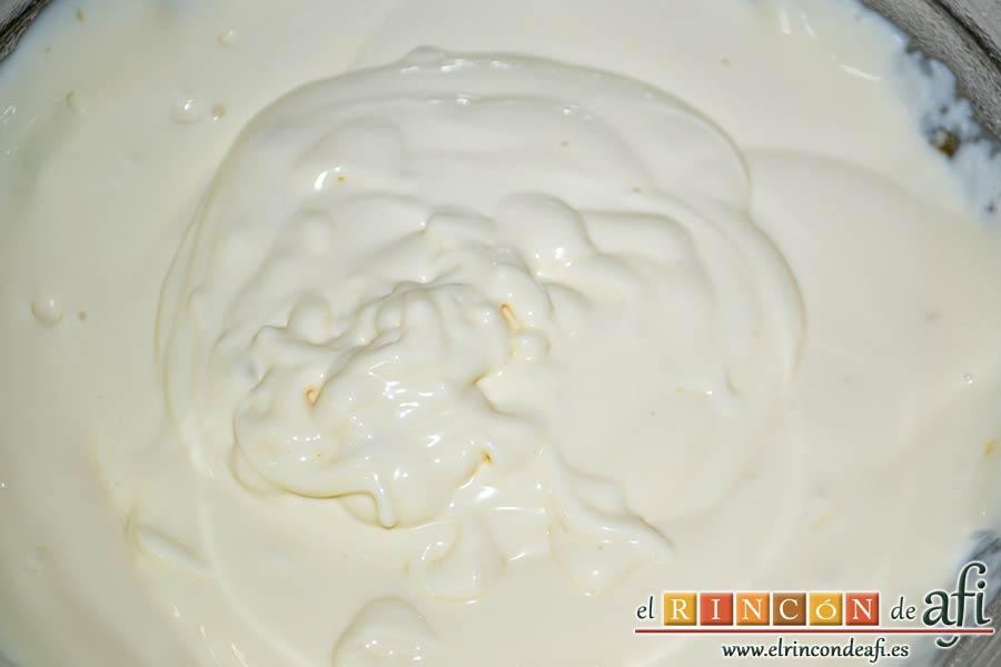 Tiramisú de fresas y amaretti, mezclar bien con unas varillas manuales