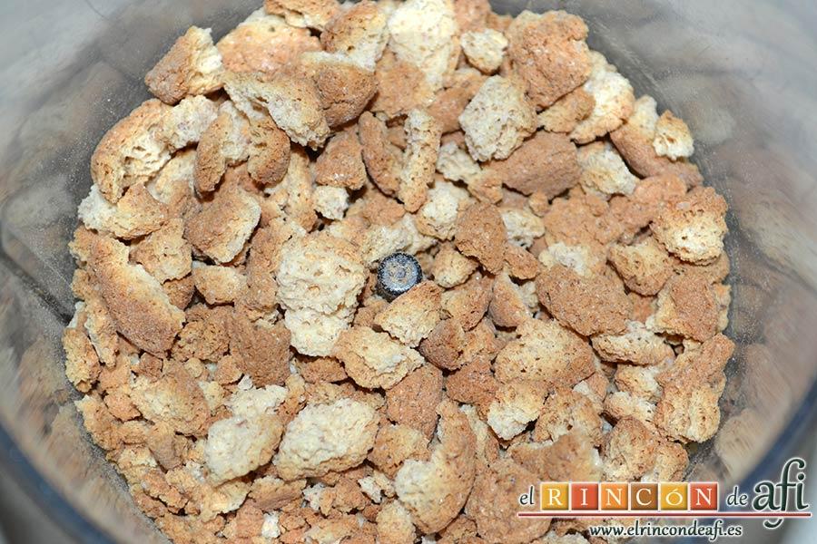Tiramisú de fresas y amaretti, poner en el vaso de una picadora las galletas amaretti y triturar
