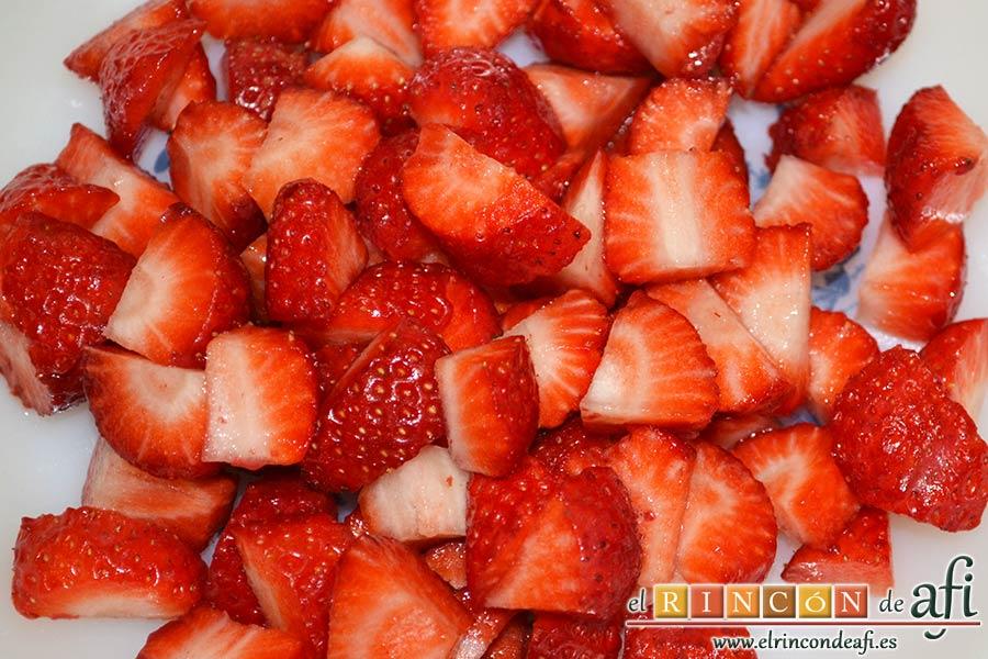 Tiramisú de fresas y amaretti, lavar y picar las fresas