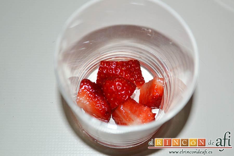 Tiramisú de fresas y amaretti, poner en los fondos de los vasos unas pocas fresas