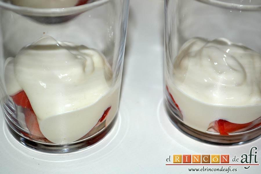 Tiramisú de fresas y amaretti, cubrir las fresas con un poco de crema