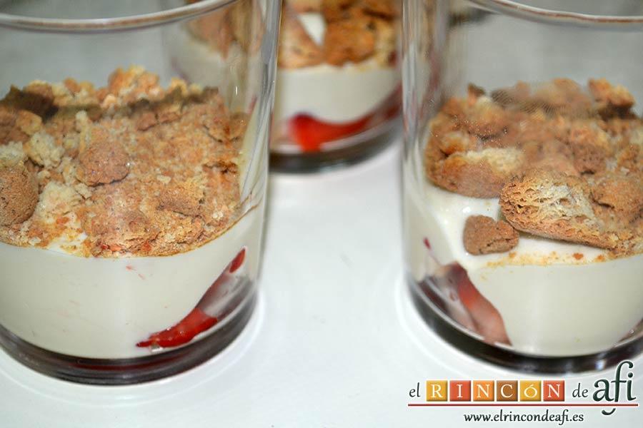 Tiramisú de fresas y amaretti, añadir una capa de galletas troceadas