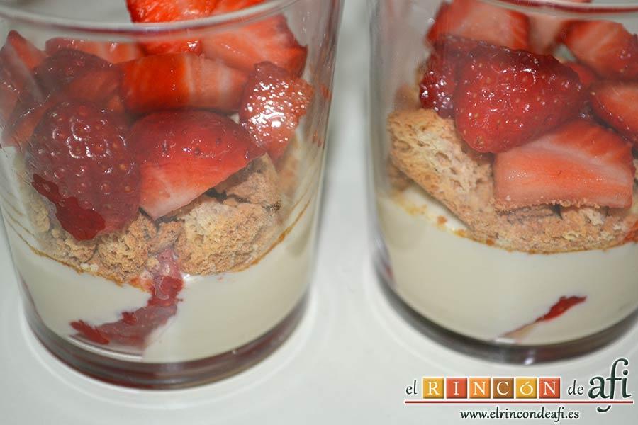 Tiramisú de fresas y amaretti, repetimos con una nueva capa de fresas
