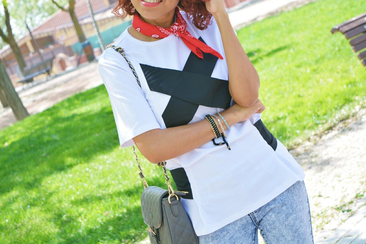 Bandana roja y camiseta Shein