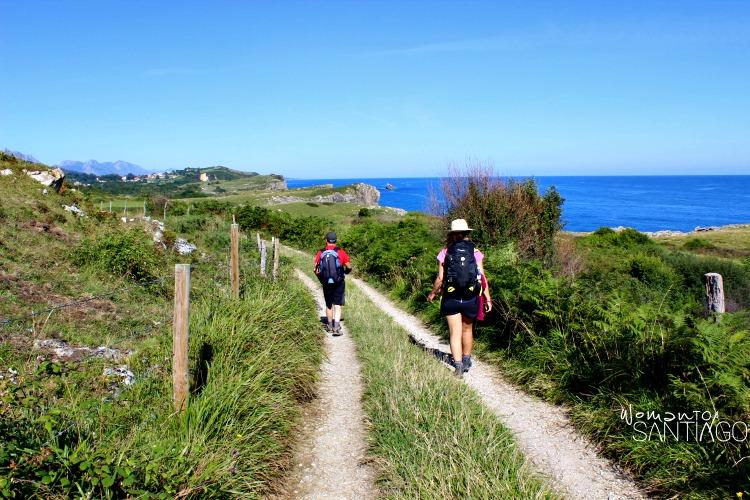 peregrinos caminando por un sendero en la cornisa cantábrica