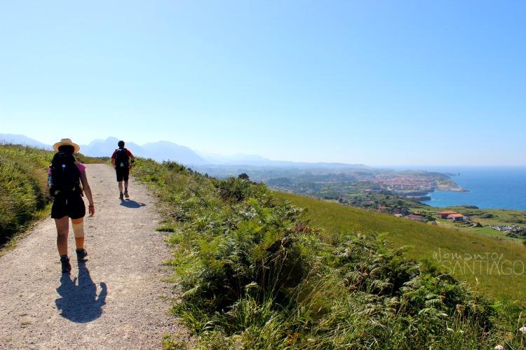nosotros caminando por el camino