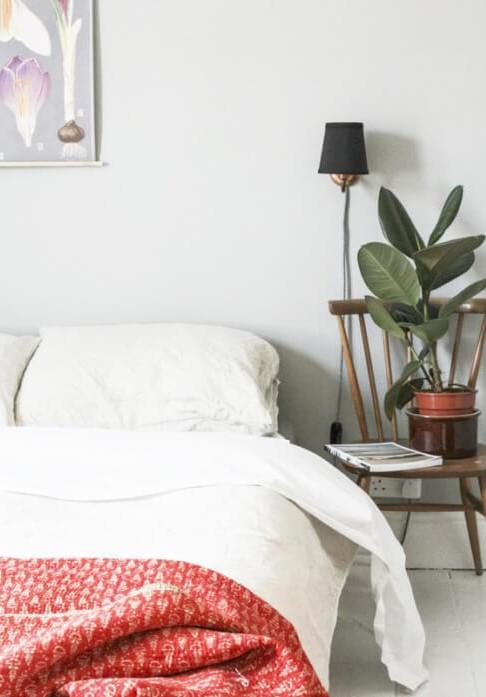 silla como mesita de noche