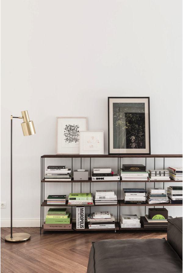 Detalle de estantería metálica en apartamento masculino