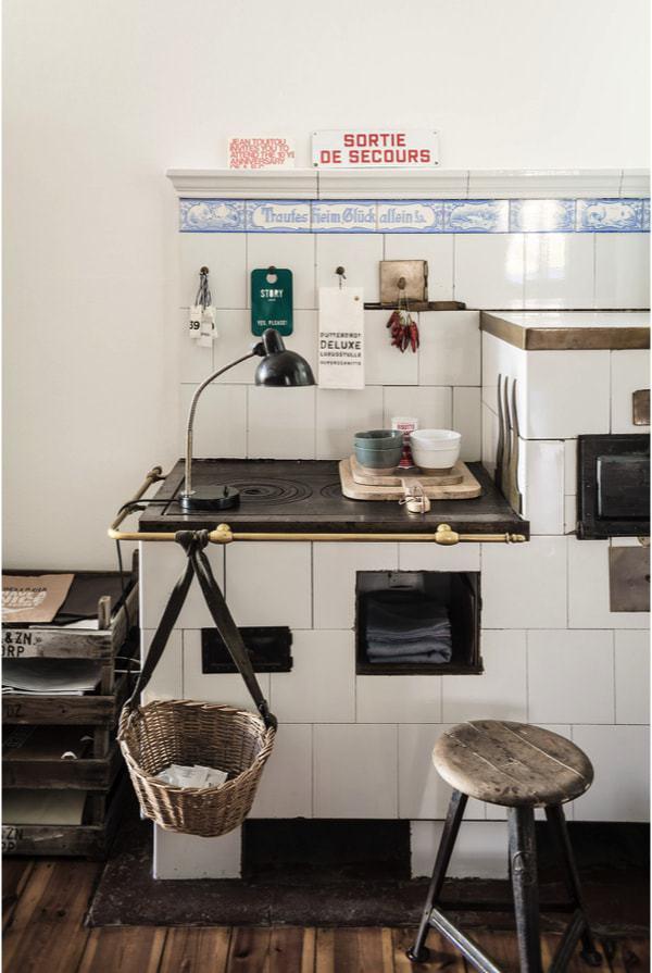 Cocina estilo retro vintage en apartamento de soltero