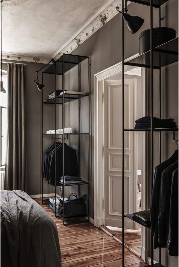 estanterías metálicas que sirven de ropero masculino