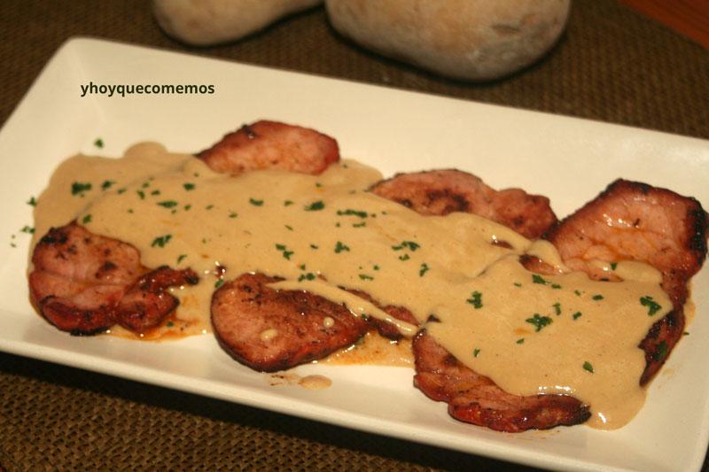 lomo de cerdo con salsa de puerro y ajo