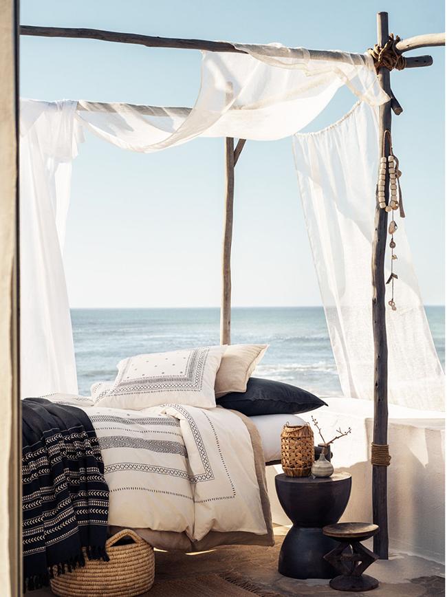 cama boho junto al mar