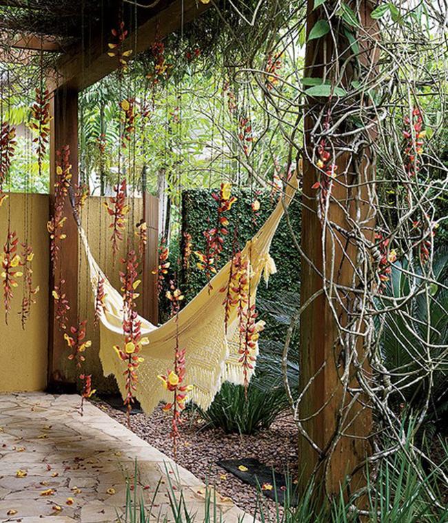 porche boho con hamaca relax de macramé