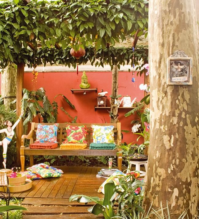 patio con sofá y cojines de colores boho