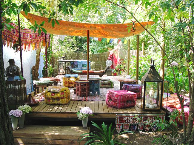 patio estilo boho con pufs