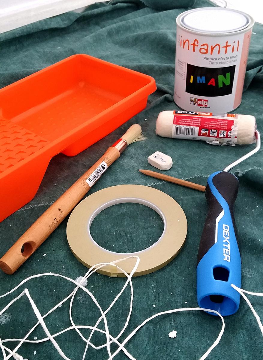 figuras geometricas en la pared de la habitación de los peques