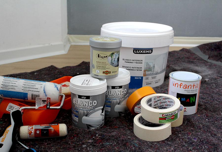 figuras geometricas en la pared de la habitación de los peques