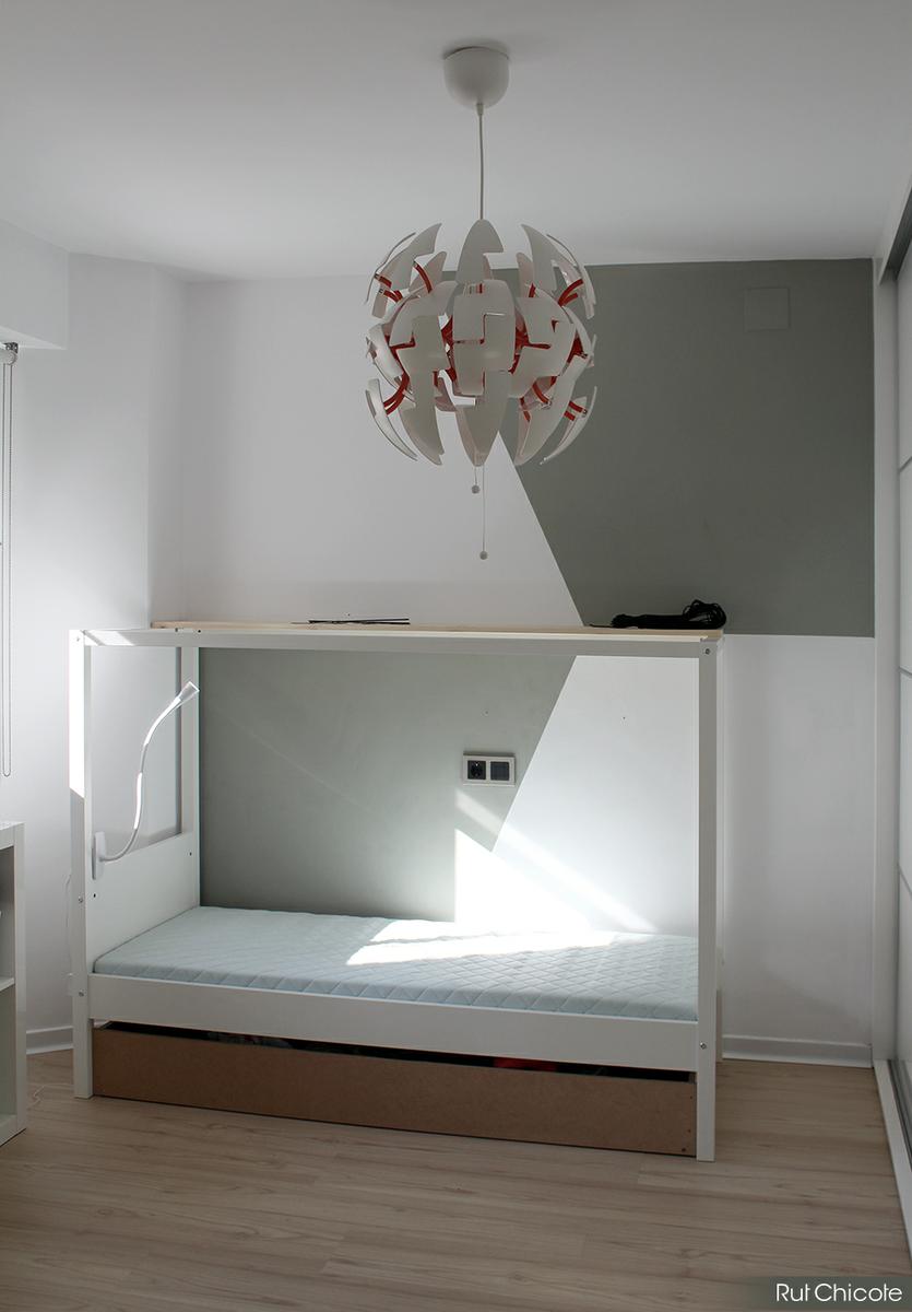 figuras geometricas en la pared de la habitación de los peques