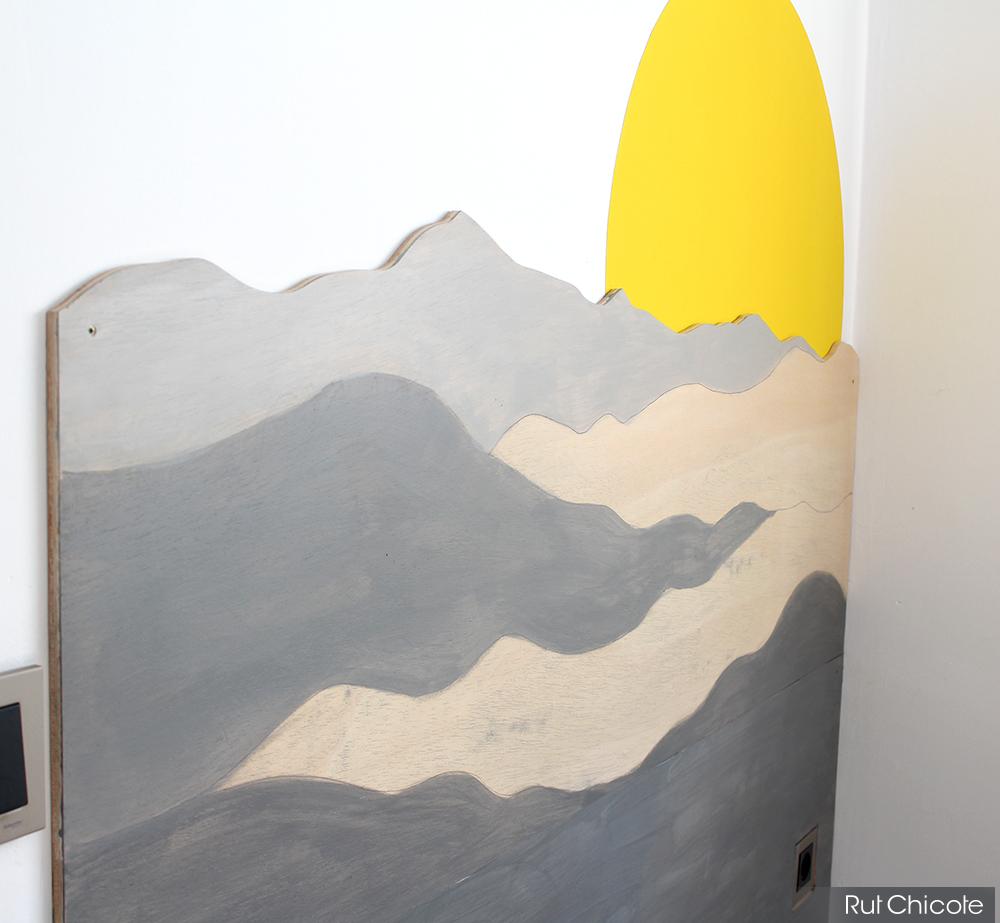 figuras geometricas en la pared de la habitación de los peques