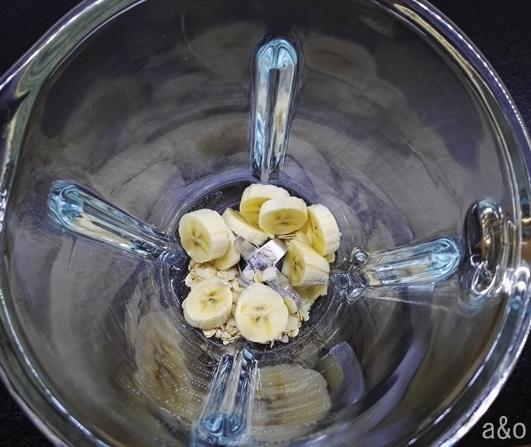 En una batidora de vaso mezclamos todos los ingredientes.