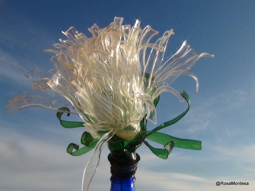 Flores reciclando botellas de plástico por Rosa Montesa