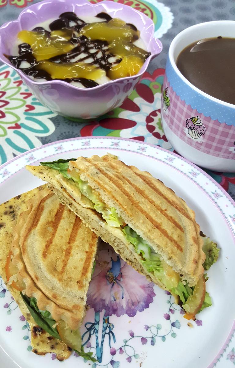 Sandwich de tortilla y vegetal desayuno