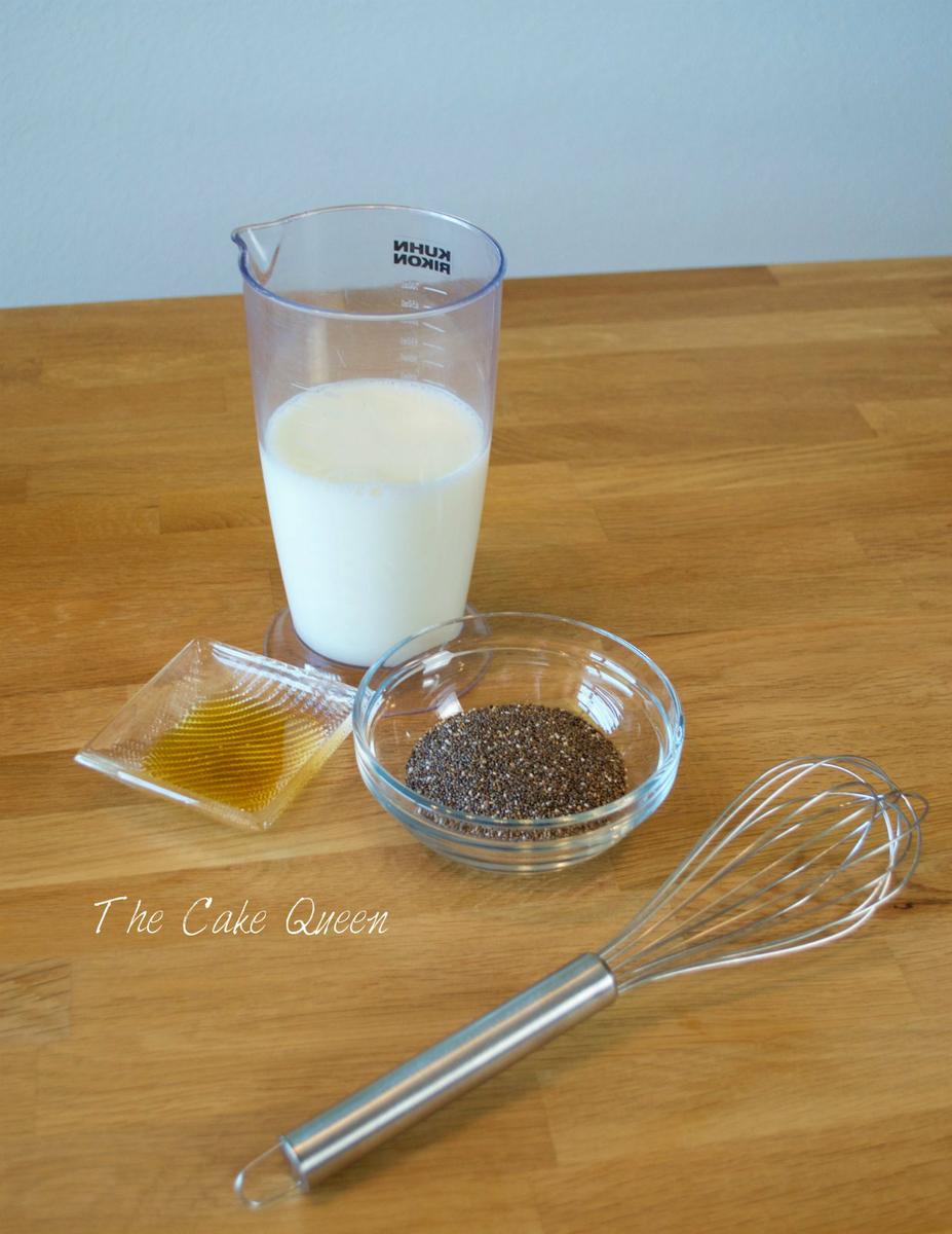 Ingredientes para el batido de chia, almendras y frutas del bosque , leche, miel y semillas de chia 