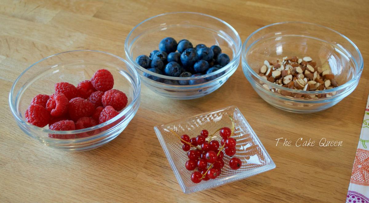 Ingredientes para el batido de chia, almendras y frutas del bosque arándanos, grosellas, frambuesas y almendras troceadas 