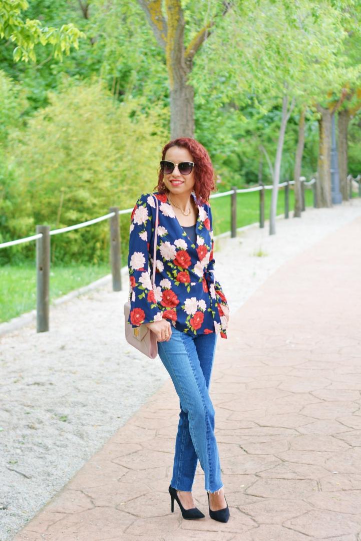 Look con blusa de flores