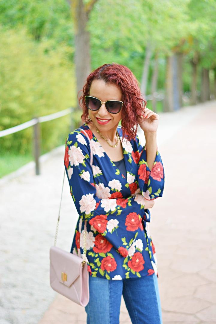 Outfit con jeans y blusa de flores